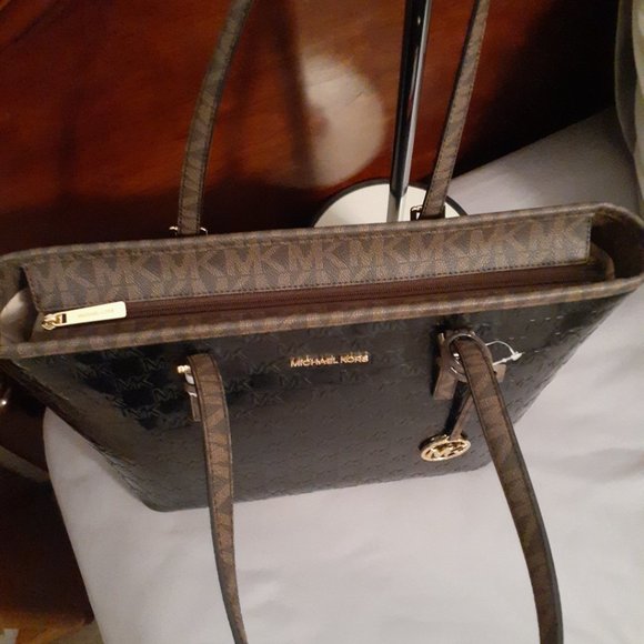 MICHAEL KORS embossed leather EW tote. Black - Picture 7 of 9